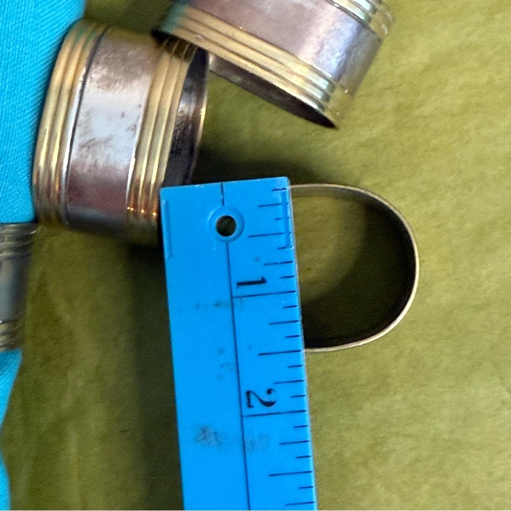 Vintage two tone Brass Napkin Rings set - Picture 4 of 4
